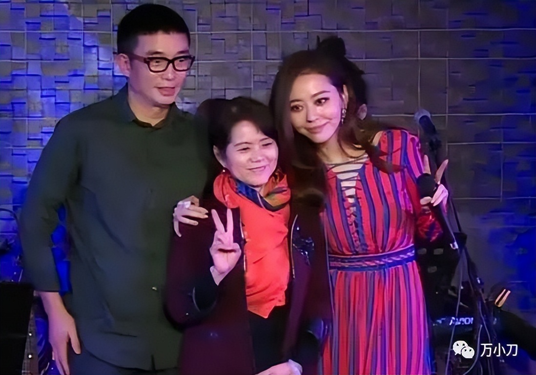 妈妈与女婿隔空互撕，“海豚公主”的虐心情史