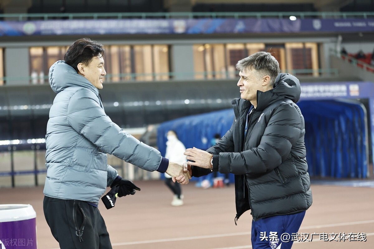 主力中卫全伤“硬扛”卫冕冠军终极4轮较量武汉三镇争冠占优