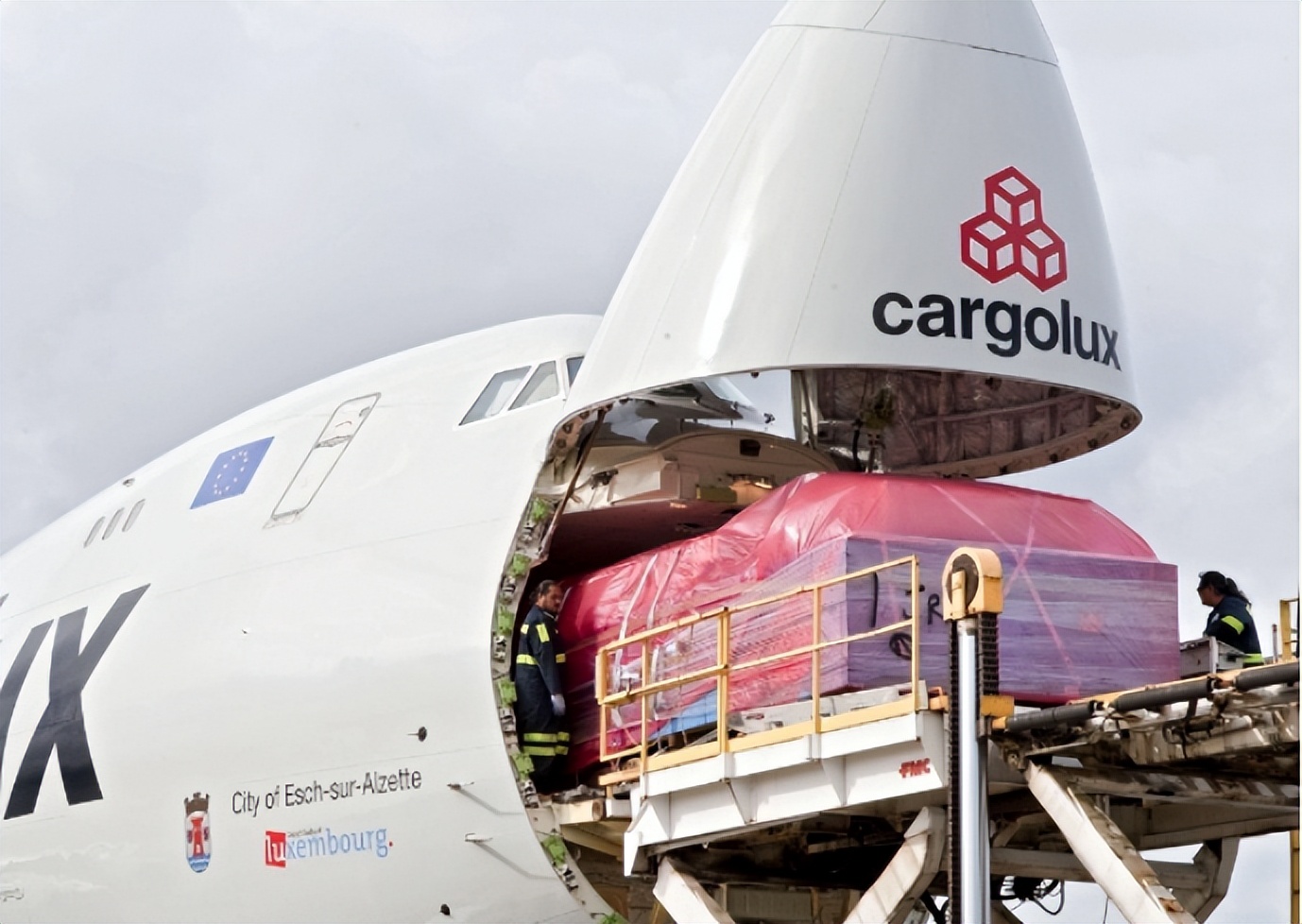 一架飞机来回飞一次赚多少钱,飞机飞一趟能赚多少钱视频讲解