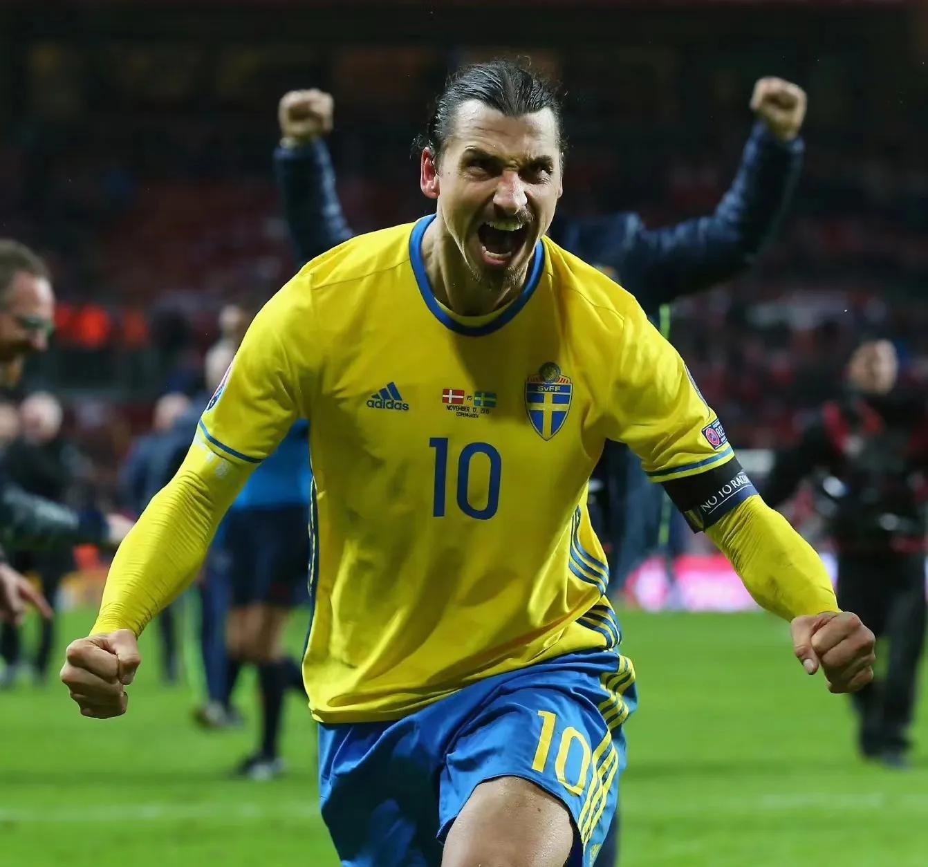 伊布退役光辉岁月,小贝圆月弯刀助攻伊布告别绿茵场