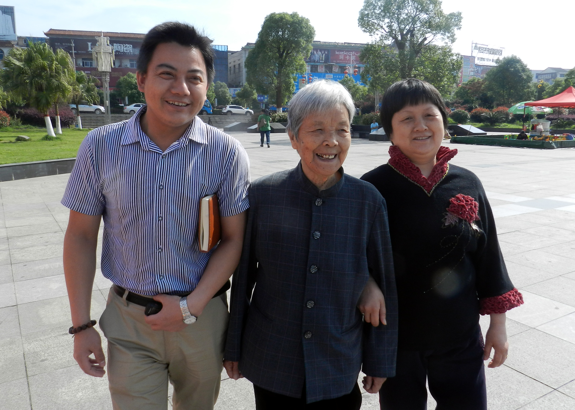 50岁老阿姨在家拍照,70后老阿姨拍照片