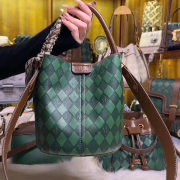 主播全程热情讲解,2022新款绿色小包包