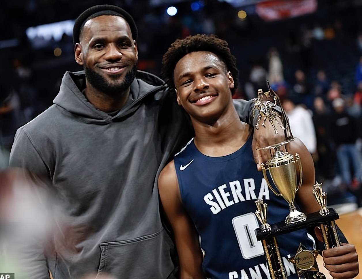 詹姆斯儿子事件结果,詹姆斯白人女友