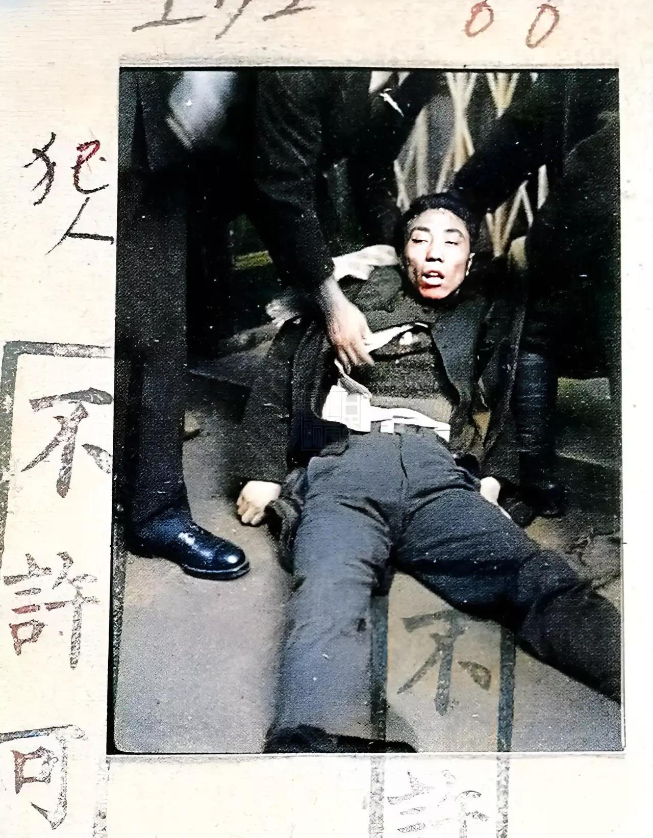 玛丽莲梦露与两个男明星的照片,玛丽莲梦露仰着头拍的黑白照