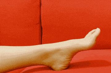 睡觉时脚突然抽筋是缺钙吗,睡觉突然脚抽筋有什么预示吗