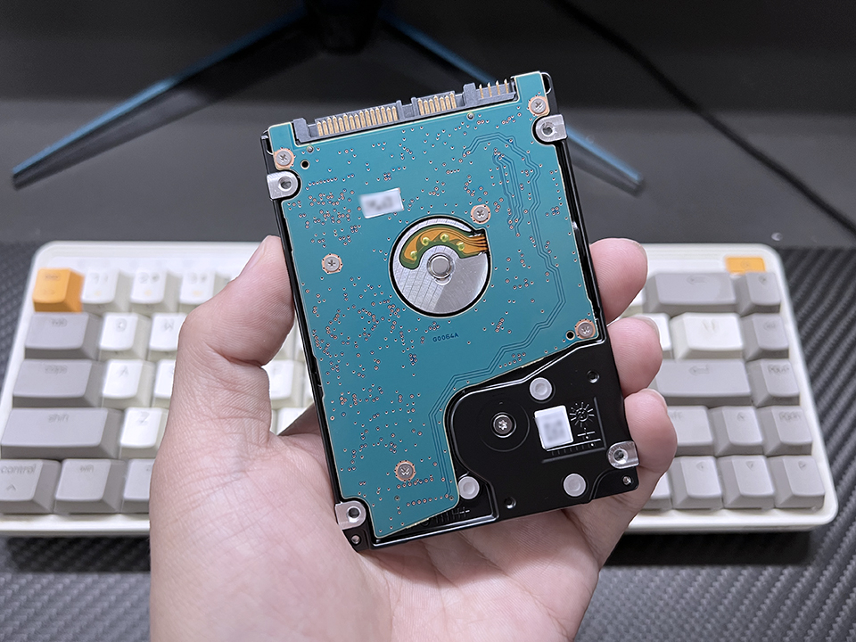 900不到，体积还小，哥们给自个儿组了个小NAS玩