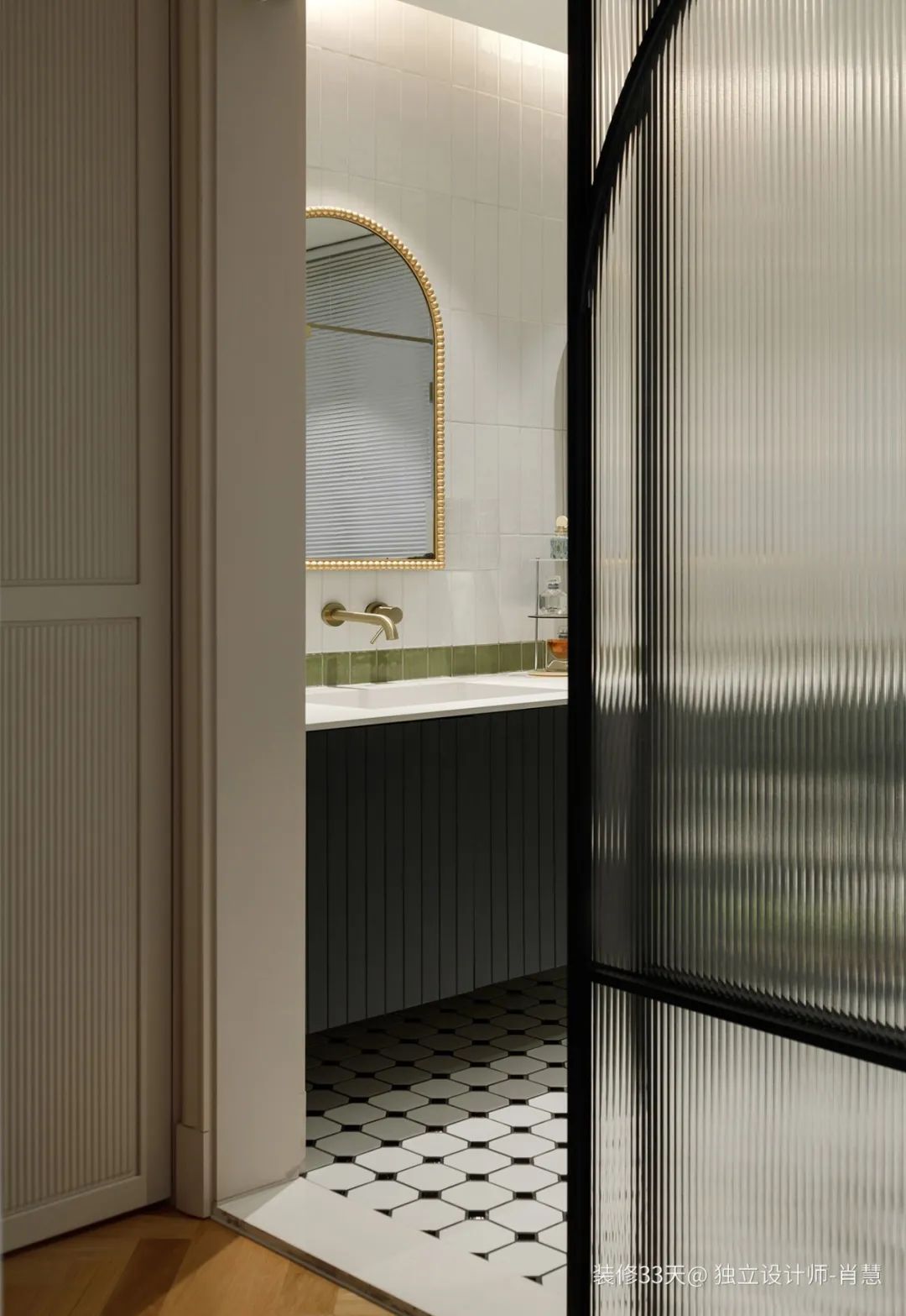 我盯着几个门洞看了好久