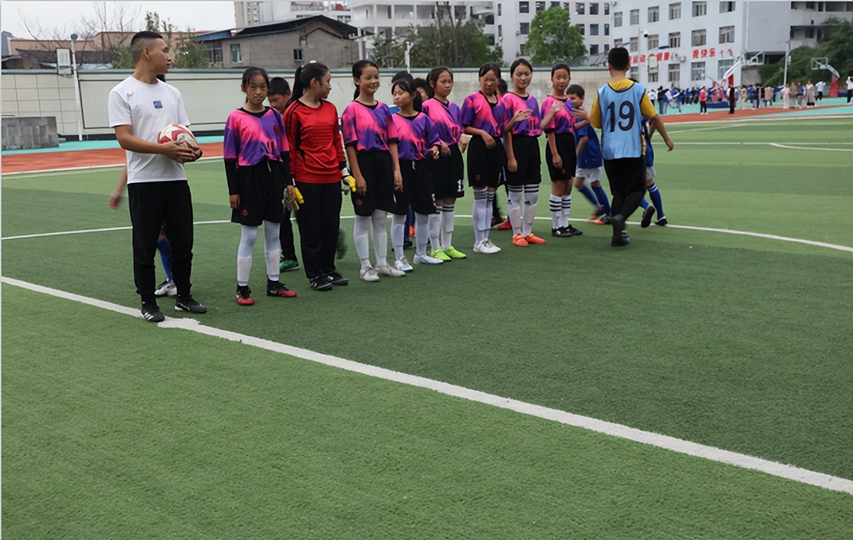 绿茵场的交流,校园足球嘉年华切磋球技促进交流