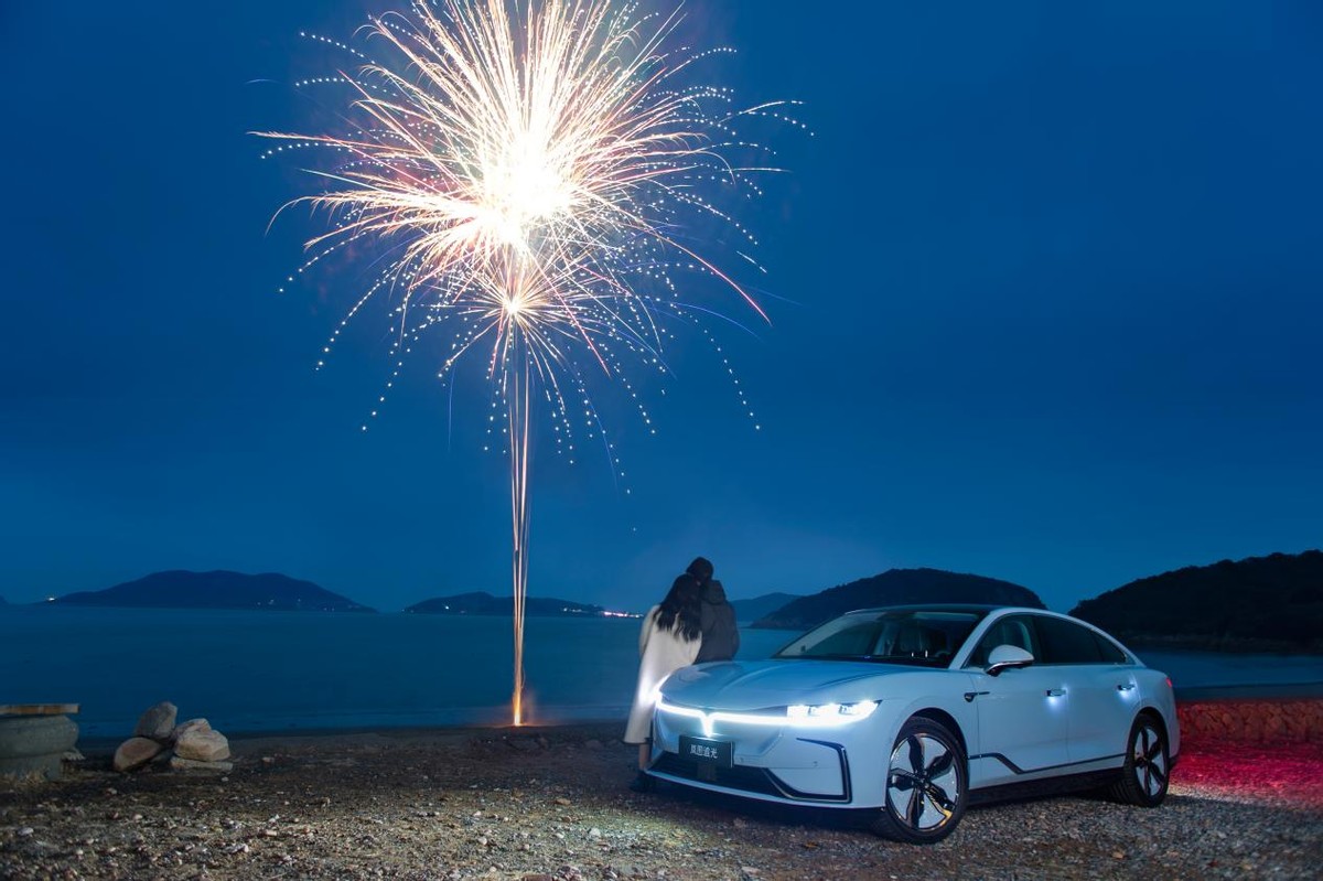 听说夏天和海边绝配？开着岚图追光，尽情享受盛夏浪漫和清凉