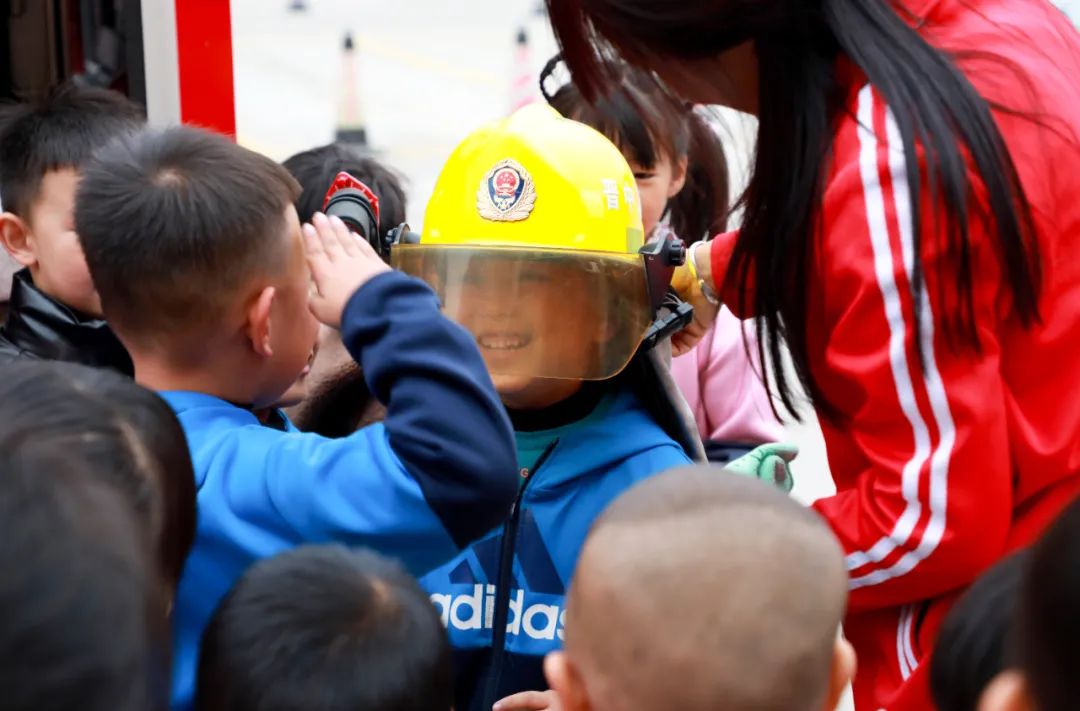 消防安全进百校宣传教育系列活动,走进学校开展消防安全宣传第一课