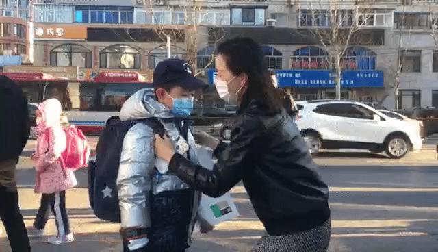 太阳当空照花儿对我笑完整版,太阳当空照花儿对我笑儿童歌曲