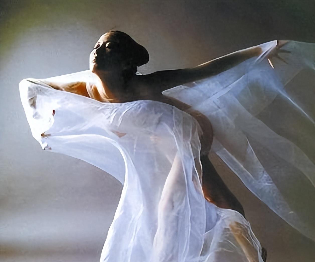 “网红模特”*筱雨张**,出道一年拍21套人体写真,现38岁仍单身未婚