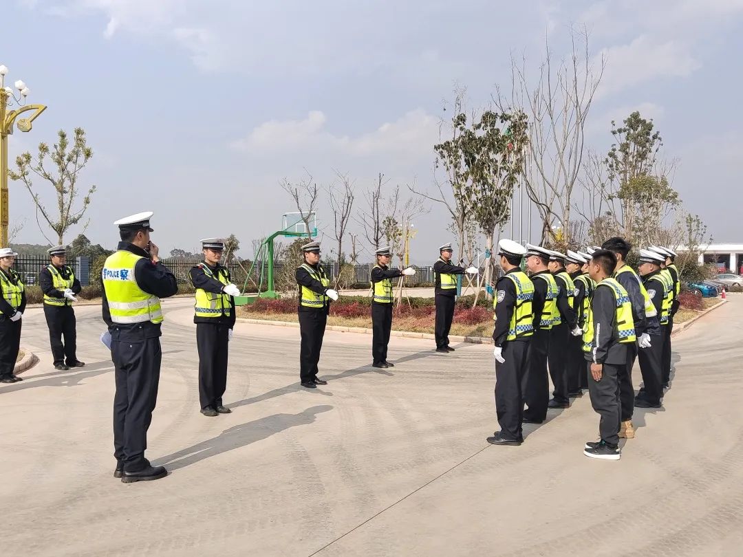 楚雄交警：人勤春来早春训正当时