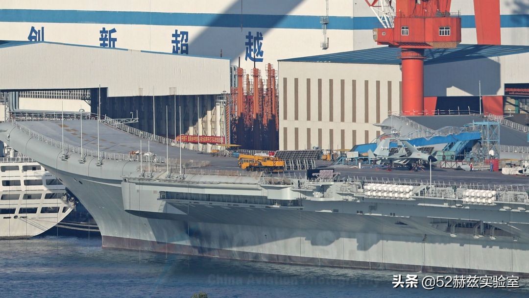 为什么航母旁边有很多小船,为什么航母后面有长长的拖尾