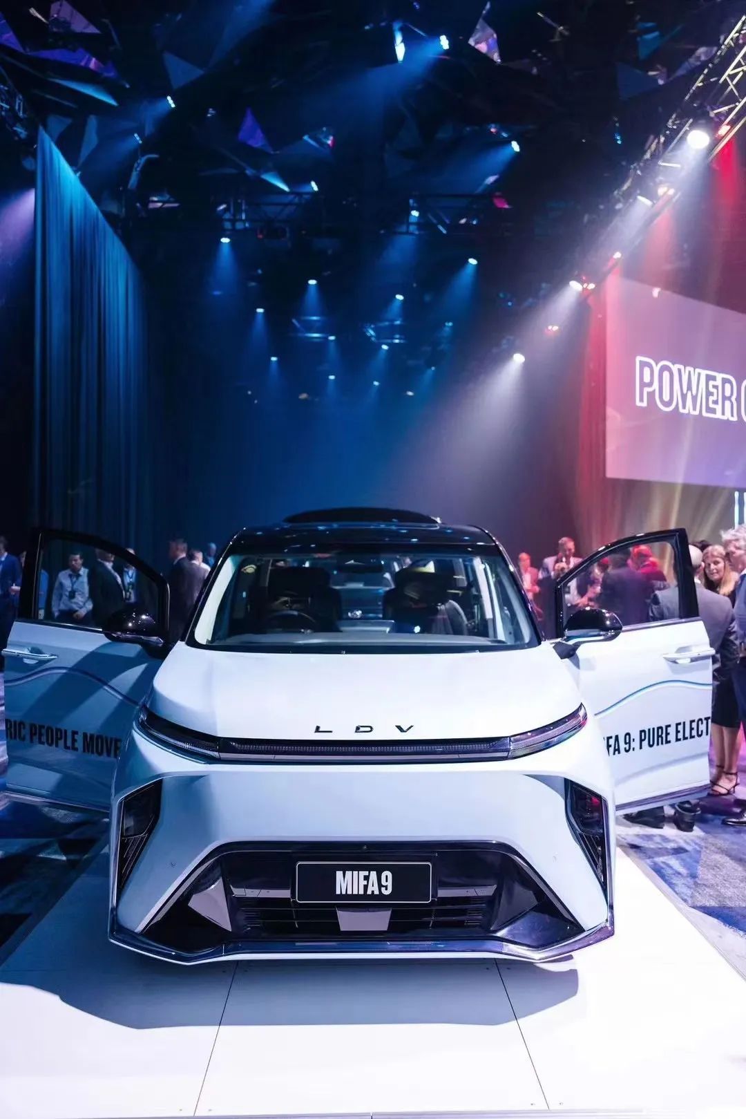 “德国战车”打价格战，中国“車”却提价卖，什么情况？