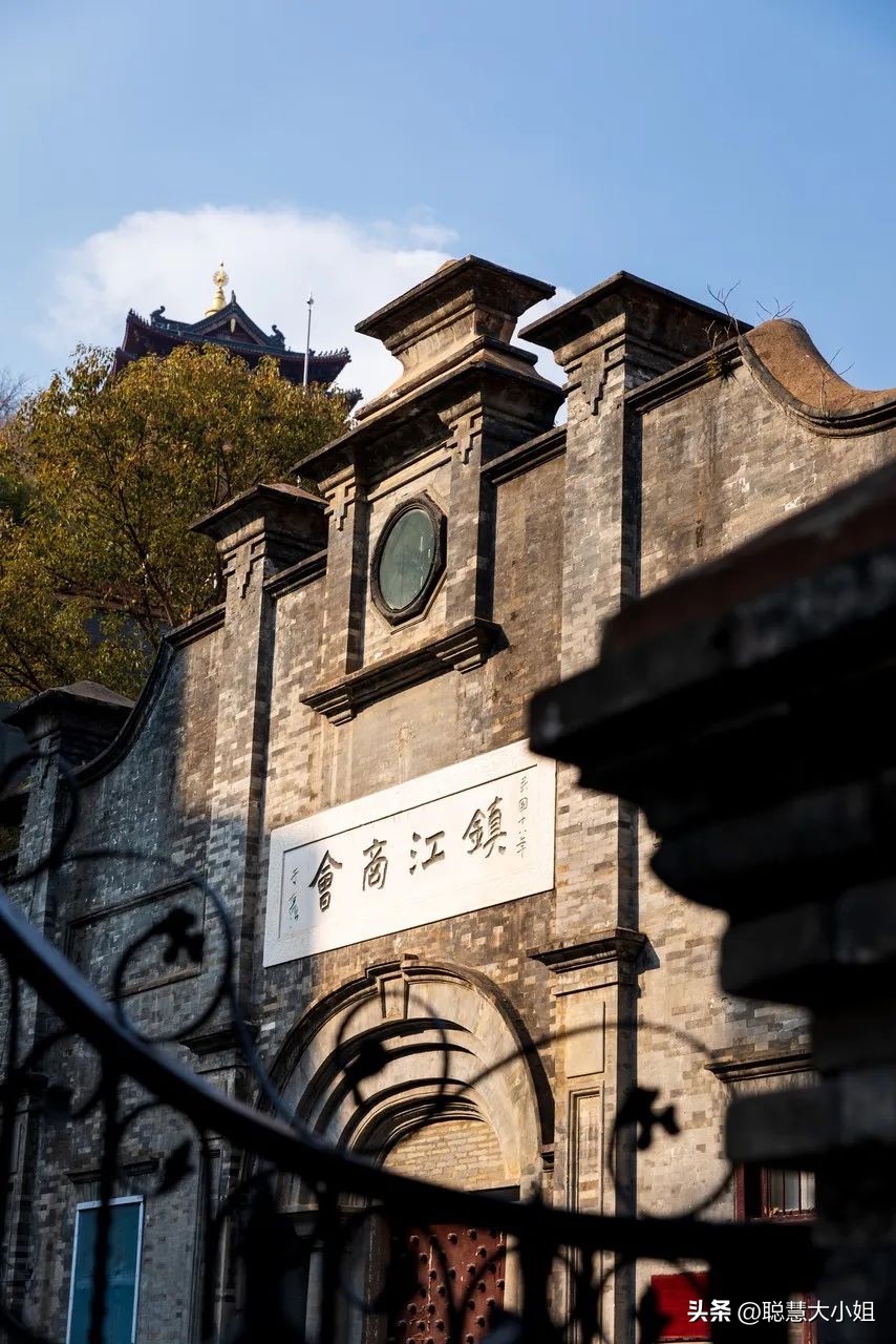 江苏镇江，比扬州安逸。这座有钱低调的小城，倦了就去小住几日