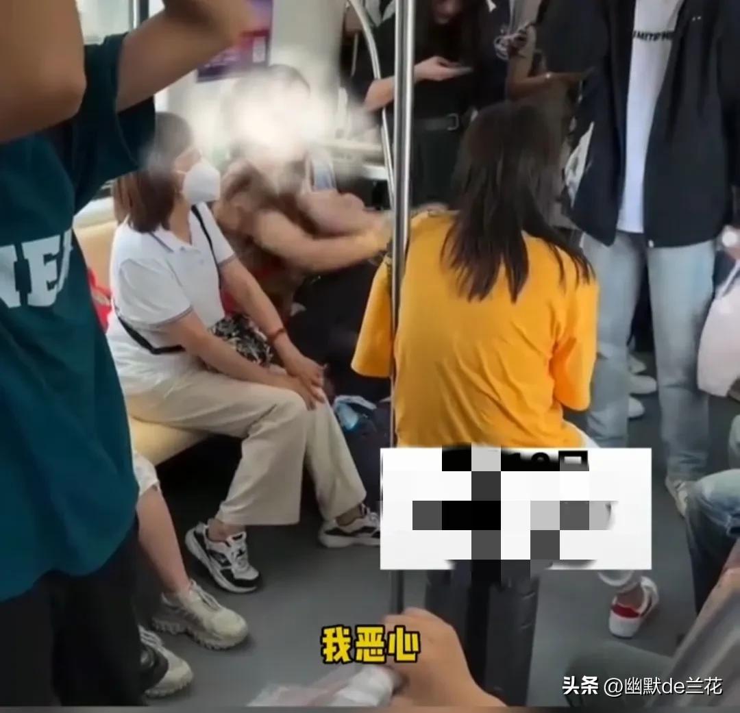 大妈地铁上指责男生搂着女友,大妈地铁指责男生搂女友