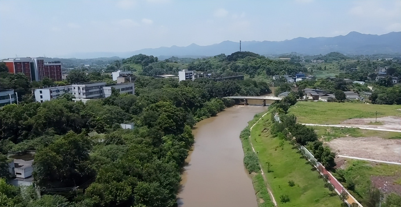 北碚这所中专校园荒废了13年还保留完好；30多年前比大学还吃香