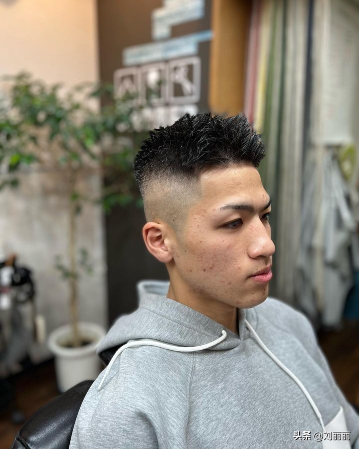 周围铲青男士发型,两边铲短发型男学生