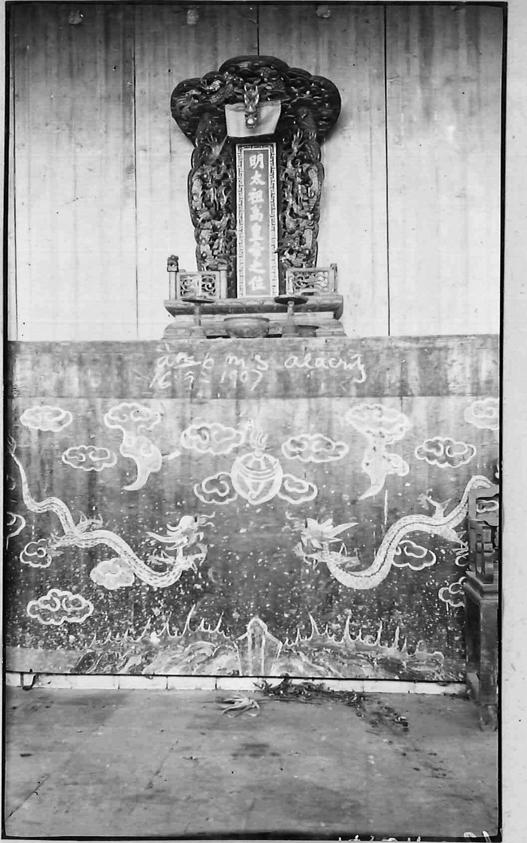 高清老照片：旗人格格大腿岔开豪放洗衣，地主三妻四妾不输女明星