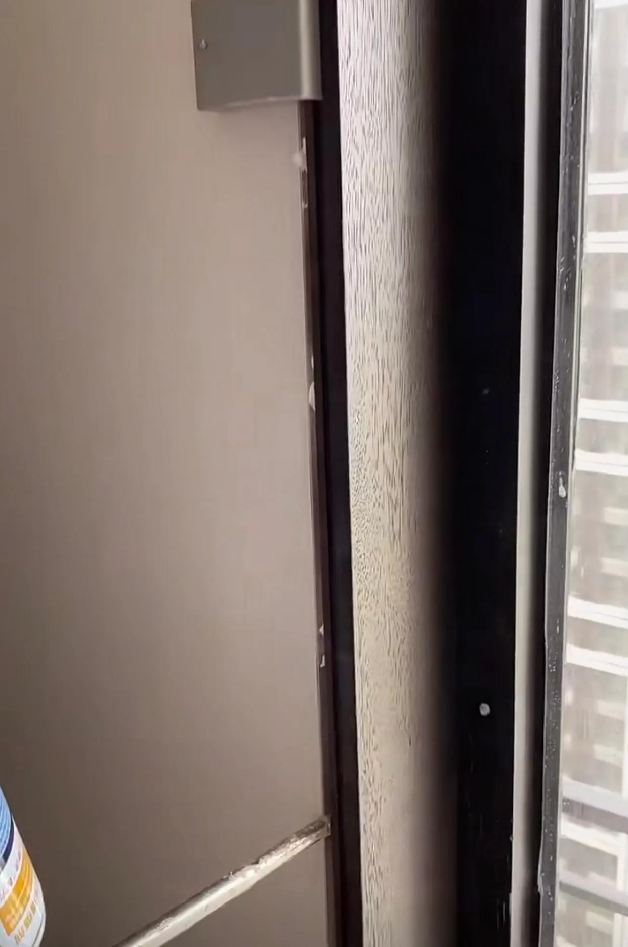 跑了10个工地现场,我终于明白了实木烤漆窗套和不锈钢窗套的区别