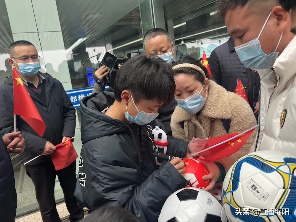 女足国脚张琳艳回乡,中国女足张琳艳回家乡获奖