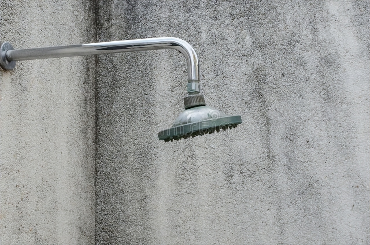 淋浴喷头用一段时间有脏东西,淋浴喷头堵了会使热水变冷吗