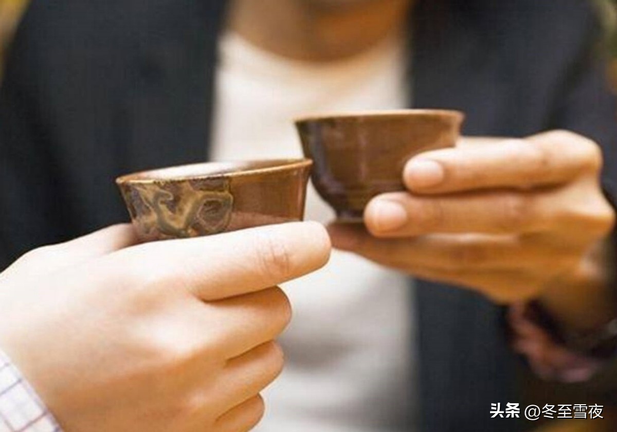 在酒桌上如何化解别人的劝酒,在酒桌上怎么化解别人的劝酒