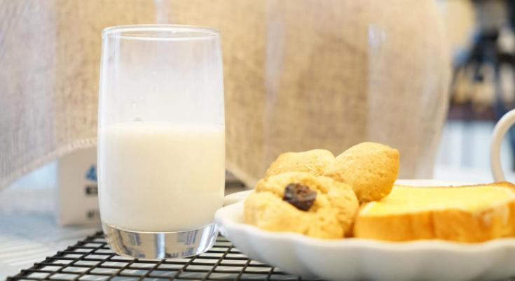 辽宁男子喝酒达三万斤,辽宁大叔40年喝成河马脖