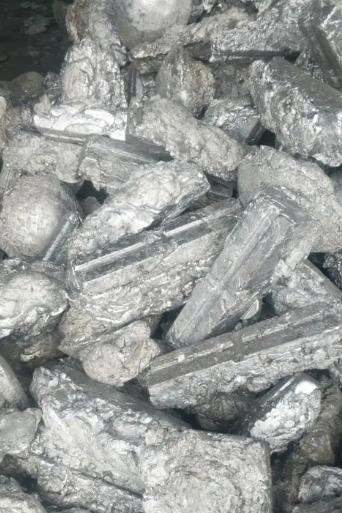 如何通过冷金属转移，以此来实现铝微销的机械和微观结构表征