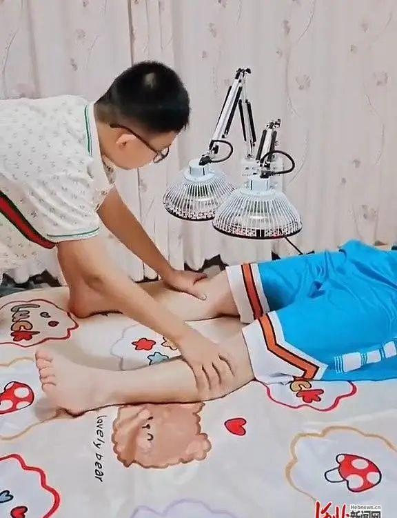 他把防毒面罩让给被困小女孩，自己却“变回了孩子”