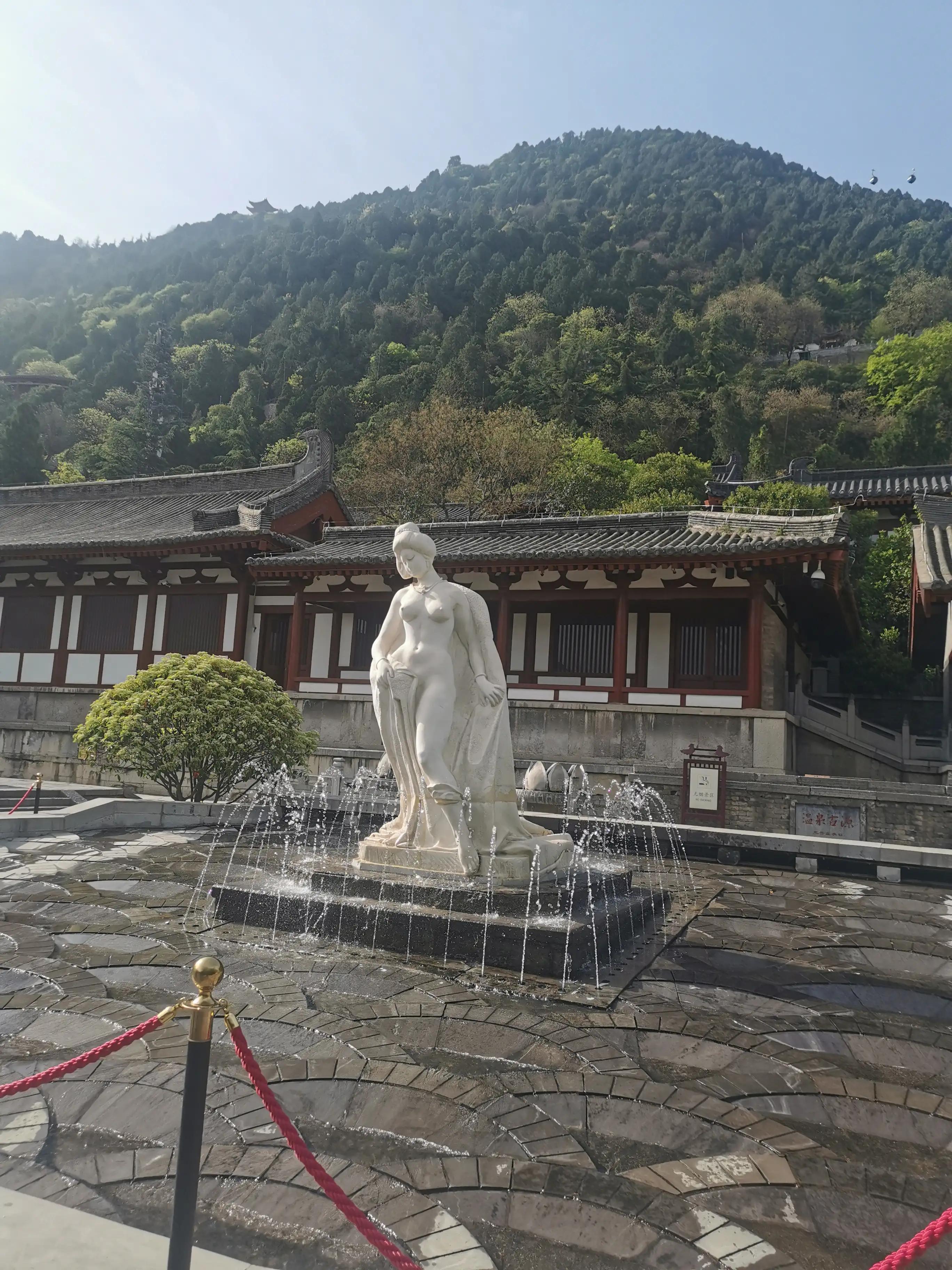 华清池温泉水滑洗凝脂,春寒赐浴华清池温泉水滑洗凝脂