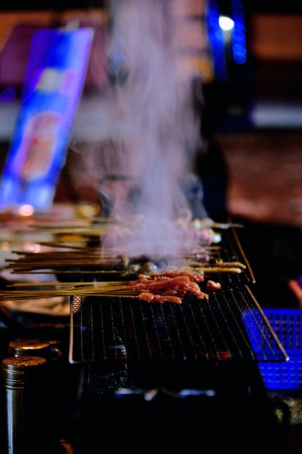 摆摊卖烧烤利润怎么样,摆地摊卖烧烤一年大概能赚多少钱