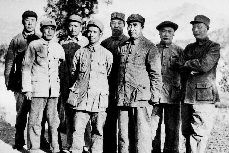 49年淮海战役结束，庆功宴上一位司令员掀桌子，邓公：他是一根筋