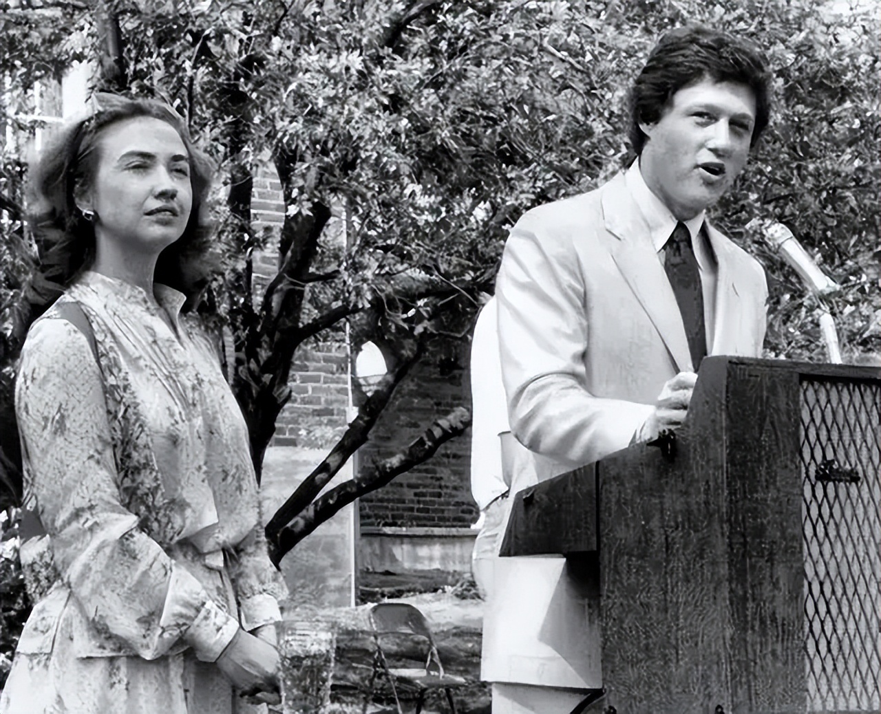 希拉里竞选丑闻,希拉里是怎样面对克林顿的出轨的