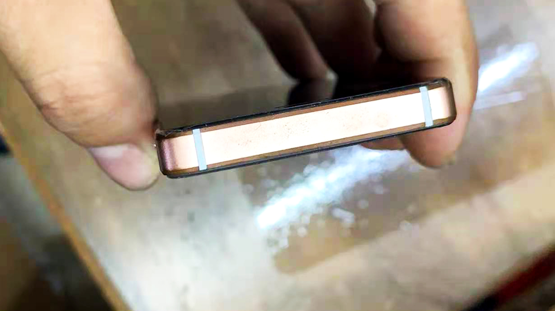 金属加全触控按键设计，这台国产小众直板机，拿在手里像一面镜子