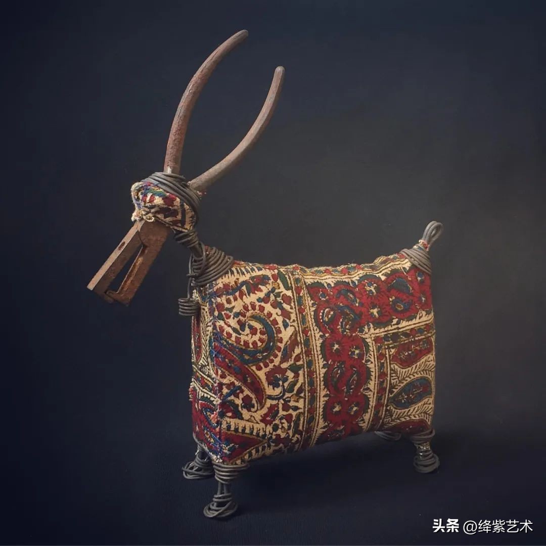 他用一把废剪刀和几根细铁丝，制作异域风格雕塑，效果出奇地好