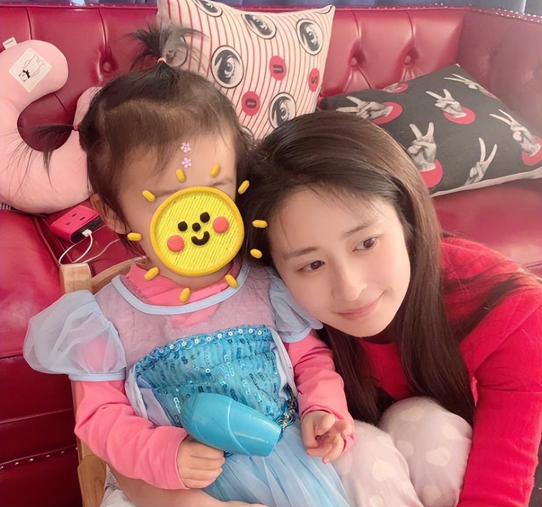 林允和颖儿同框,颖儿换房子