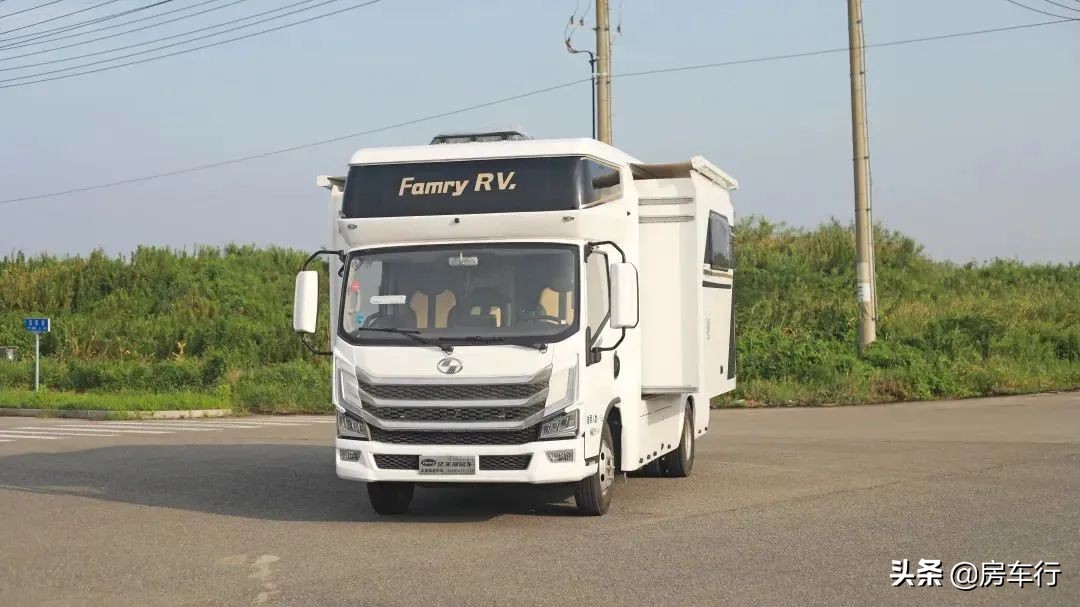 上汽跃进s1002.3t平头轻卡房车,2021年可可西里轻卡5.2t房车