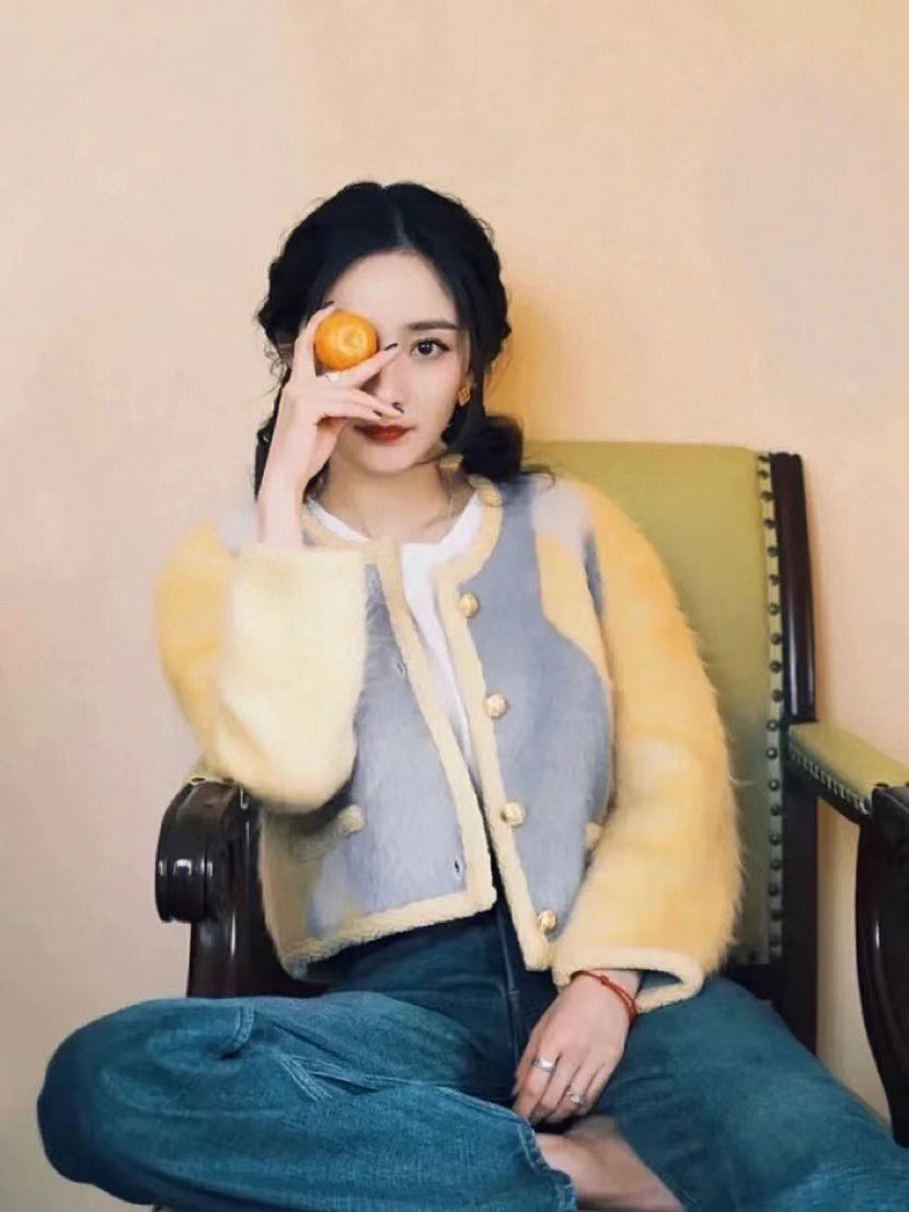 杨幂穿白色夹克视频,杨幂黑色皮衣哪吒头搭配