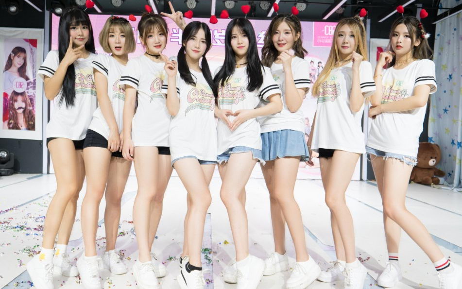 杨超越早期服务员,杨超越草根逆袭成长记