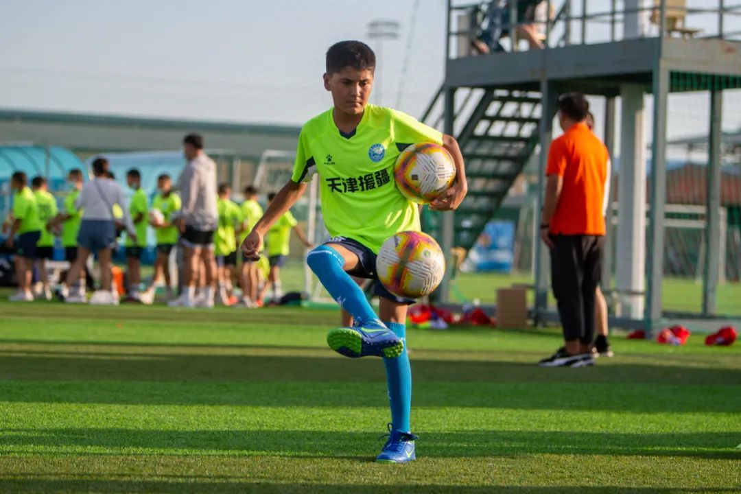 “十城带百县”助力乡村振兴|*疆新**和田足球小巴郎感受天津足协外教训练指导现场观战津超赛事