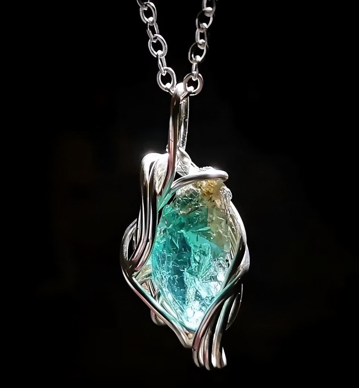 顶级奢华金绿宝石,十万能买什么样的祖母绿宝石