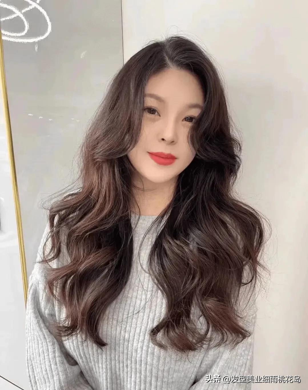 中年妇女中长发怎么烫好看,烫的中长发怎么扎好看