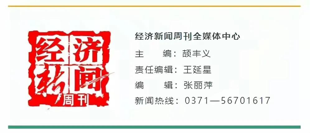 城管清洗门店清除橱窗广告,整治橱窗广告美化城市形象
