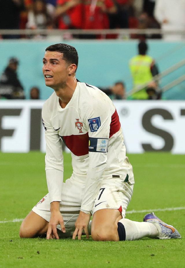 昏暗甬道中C罗无声哭泣的身影,救世主也救不了不信任他的球队