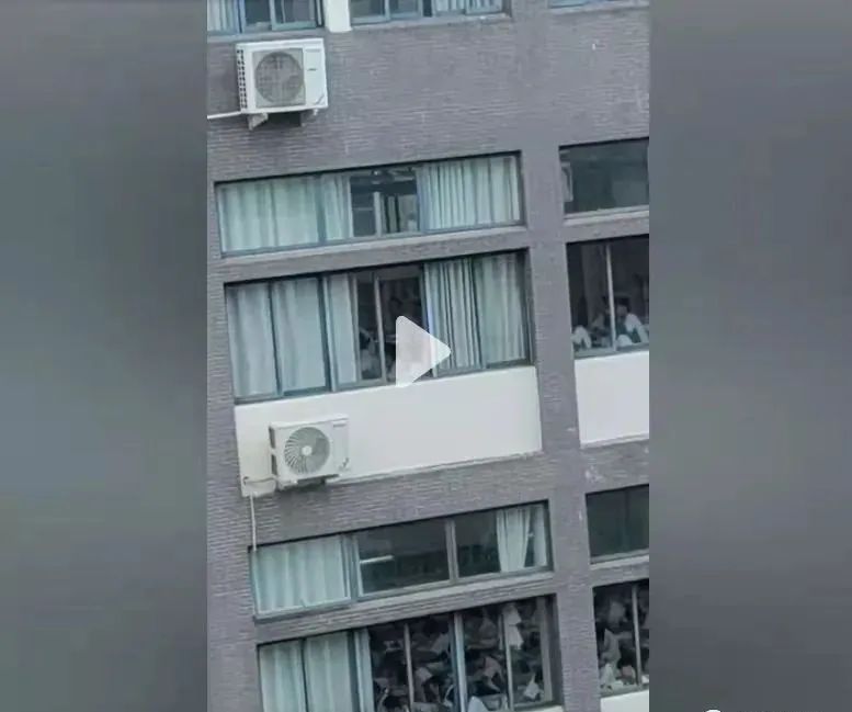 为了暑假成绩不下滑，瞧瞧这届家长都是怎么逼孩子学习的