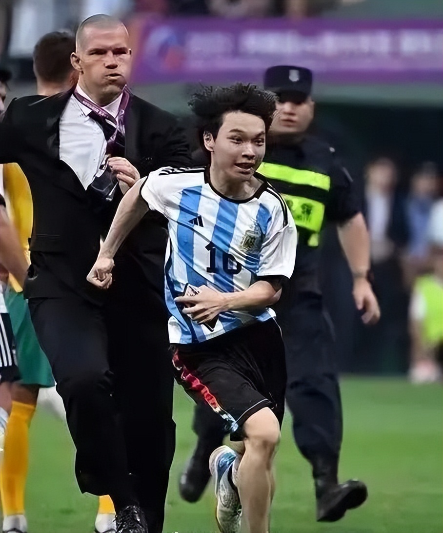 球迷冲进球场拥抱梅西跑了多少米,球迷冲进场内拥抱梅西全过程