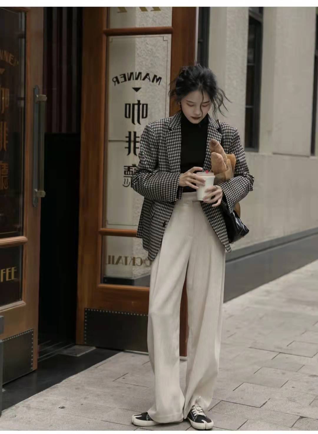 灯芯绒裤子松紧裤配什么上衣,咖色灯芯绒的裤子配什么上衣