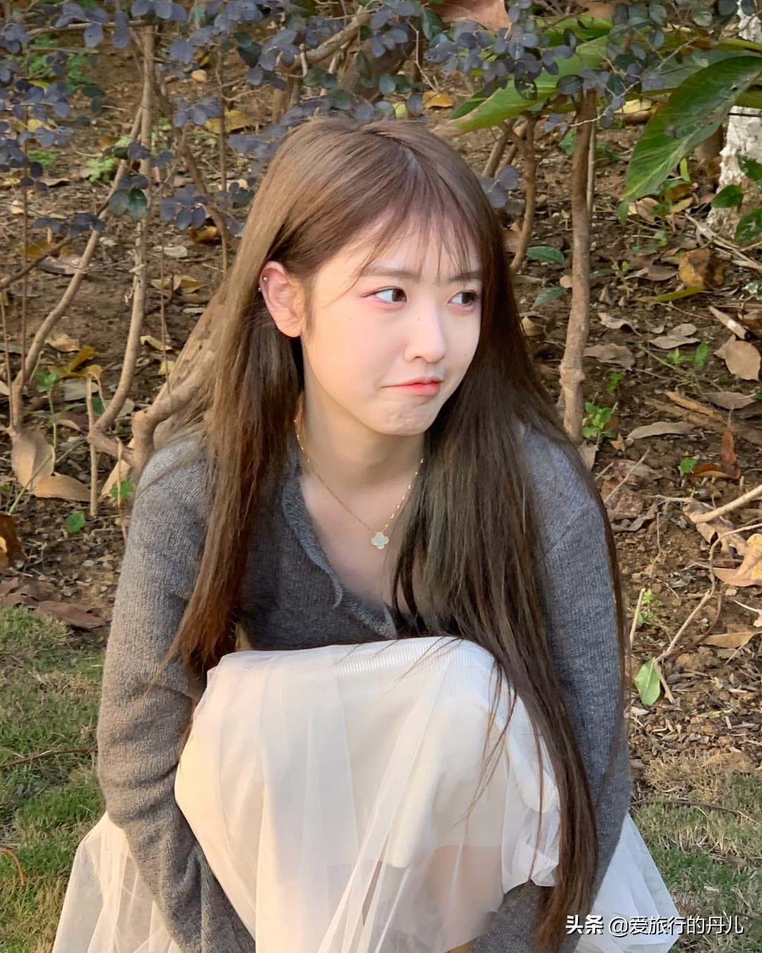 搭配吊带针织衫的半身裙瘦女生,胖妹妹白色毛衣搭配黑色半身裙